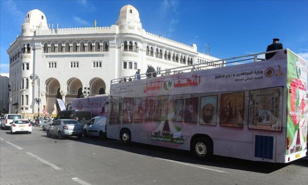 Bağımsızlığını 60 yıl önce kazanan Cezayir hala Fransa'nın nüfuzuna karşı mücadele ediyor