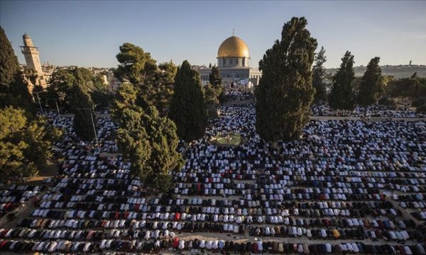 Mescid-i Aksa'da 150 bin kişi bayram namazını eda etti