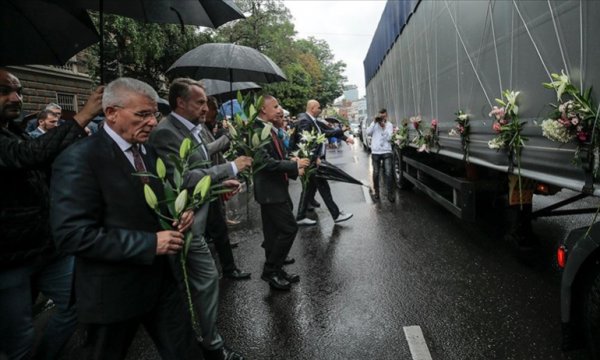 Srebrenitsalı soykırım kurbanlarının cenazeleri, Saraybosna'dan dualarla uğurlandı