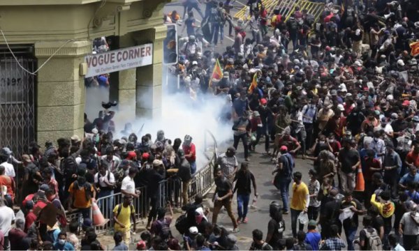 Sri Lanka'da protestolar: Başbakan Wickremesinghe'nin evi ateşe verildi