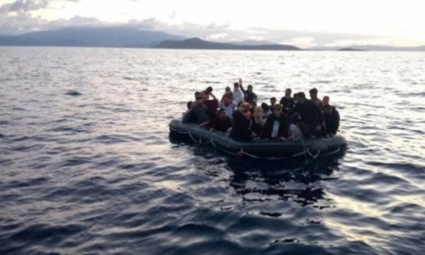 Tunus açıklarında tekneleri batan 97 düzensiz göçmen kurtarıldı