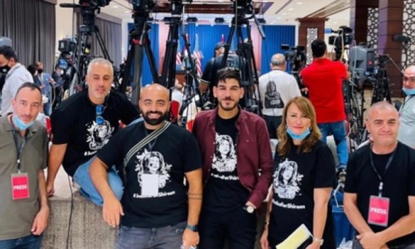 Biden'ın ziyaretini takip eden Filistinli gazeteciler Ebu Akile baskılı tişört giydi