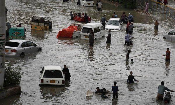 Pakistan'ın Sindh eyaletinde şiddetli yağış ve fırtına nedeniyle 26 kişi öldü