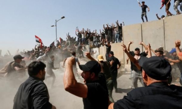 Sadr yanlıları yine meclisi bastı