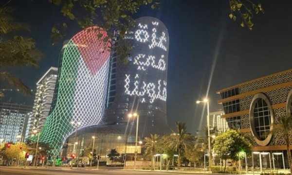 Doha'daki Al Jaber kuleleri, Gazze ile dayanışma amacıyla Filistin bayraklarıyla aydınlatıldı
