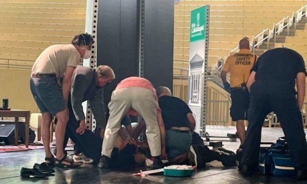 İslam'a savaş açan yazar Rüşdi, New York'ta saldırıya uğradı