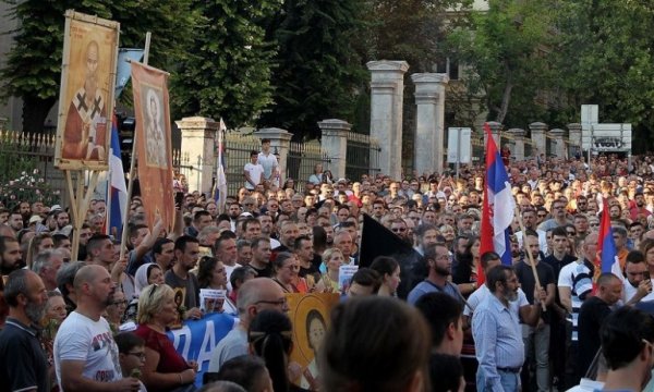 Sırplar da LGBT'ye karşı ayaklandı: 50 bin kişi yürüdü