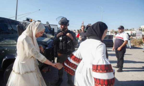 İsrail polisi 150 kişilik ekiple düğünü bastı: Filistinli gelini alıp götürdüler
