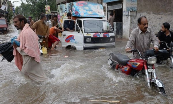 Pakistan'da sel bölgelerindeki 5 milyon kişi salgın riskiyle karşı karşıya