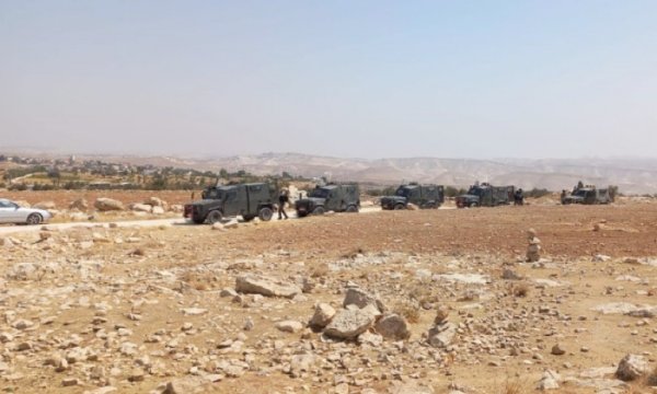 İsrail güçlerinin korumasındaki Yahudiler Filistin köyüne baskın düzenledi