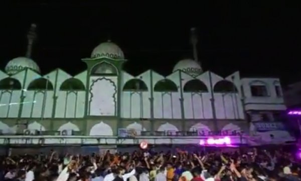 Hindu çetelerden cami önünde "Müslümanlara soykırım" gösterisi