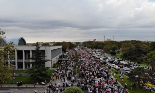 İşte gerçek onur yürüyüşü! LGBT'ye karşı binlerce aile sesini yükseltti