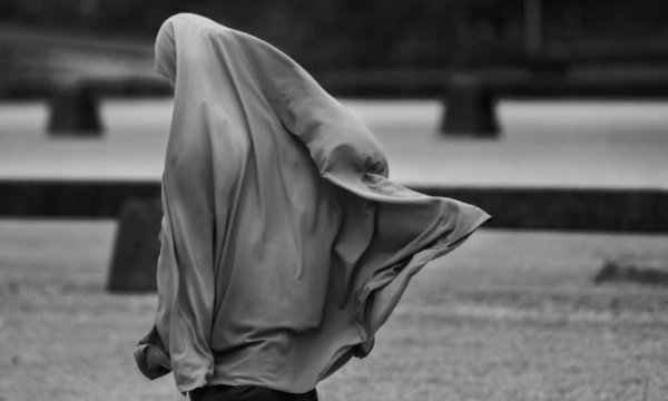 Hollanda'da burka ve peçe yasağının kaldırılması yeniden gündemde
