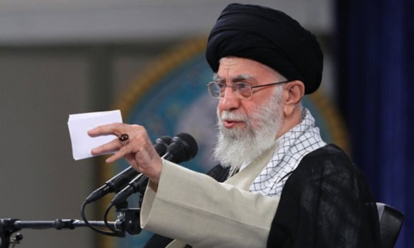 İmam Hamaney: Düşmanın "zayıf örtülüler" oyunu tutmadı