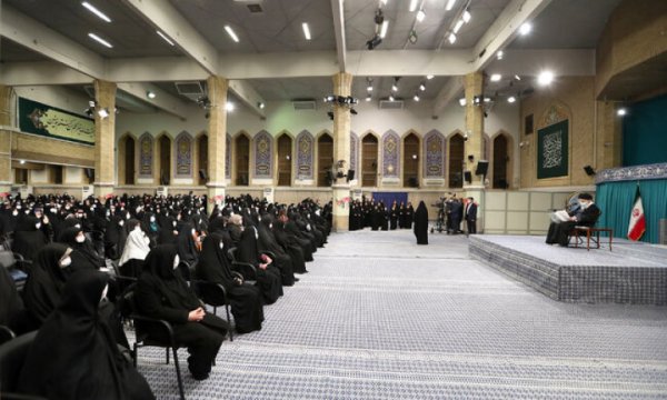 İmam Hamenei kadınlarla buluşmasında önemli konulara dikkat çekti