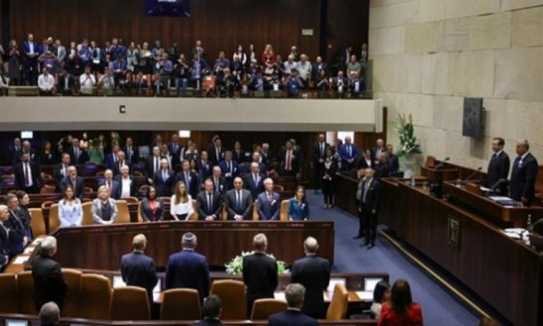 İlk icraatı işgal yasasını geçirmek oldu