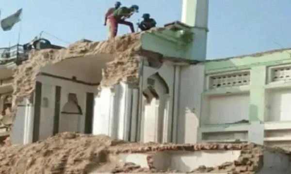 Hindistan’da 500 yıllık camii cadde genişletme bahanesiyle yıkıldı