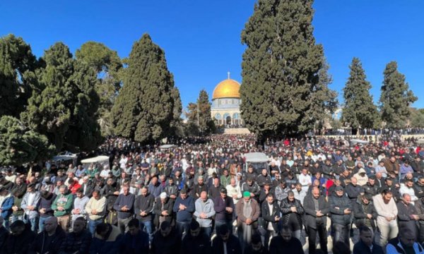İsrail'in engellemelerine rağmen 75 bin kişi Mescid-i Aksa'ya akın etti