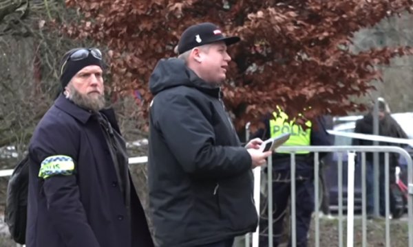 İsveçli İslam düşmanı siyasetçi Kur'an yaktı. Hz. Muhammed'e hakaret etti