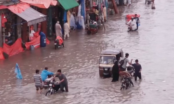 Pakistan'da 'yolsuzluk girdabı': 100 milyon dolarlık sel yardımının akıbeti ne oldu?