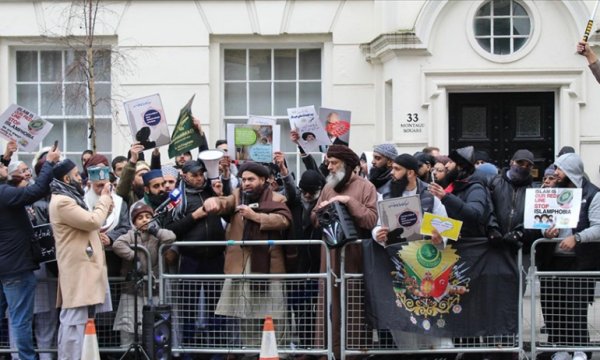 Londra'da Müslümanlar Kur'an-ı Kerim yakılmasını protesto etti
