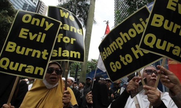 Endonezyalı Müslümanlar, İsveç'te Kur'an-ı Kerim'e yapılan saygısızlığı protesto etti