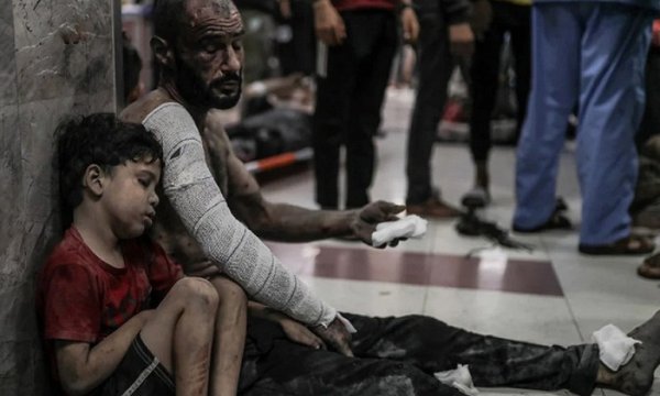 Yaralılar koridorlarda ameliyat ediliyor