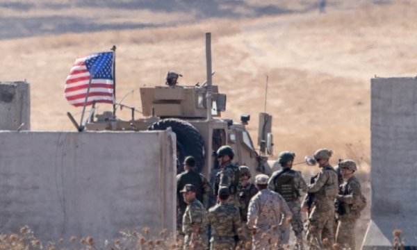 El Ömer petrol sahasındaki Amerikan üssü hedef alındı