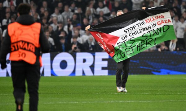 Futbol sahasında işgalcilere protesto: Gazze'deki çocukları öldürmeyi durdurun 