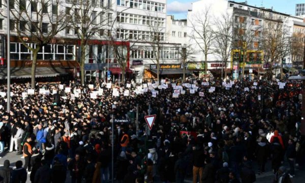  Hamburg'da binlerce kişi Kur'an-ı Kerim'e yapılan saygısızlığa karşı gösteri yaptı