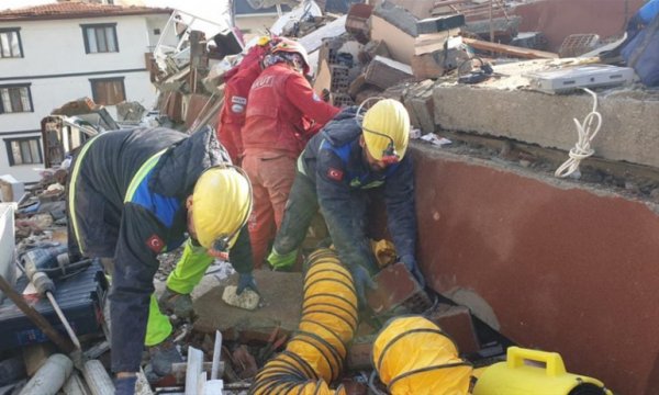 Deprem sonrası arama kurtarma çalışmalarına madenciler de katıldı
