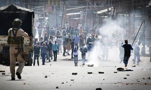 Hindistan katlettiği Keşmirlilerin cenazelerine el koyuyor