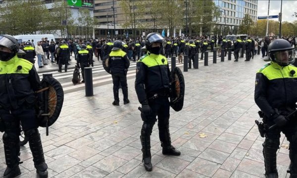 Hollanda'da PEGIDA hareketi lideri Wagensveld yine Kuran yırttı