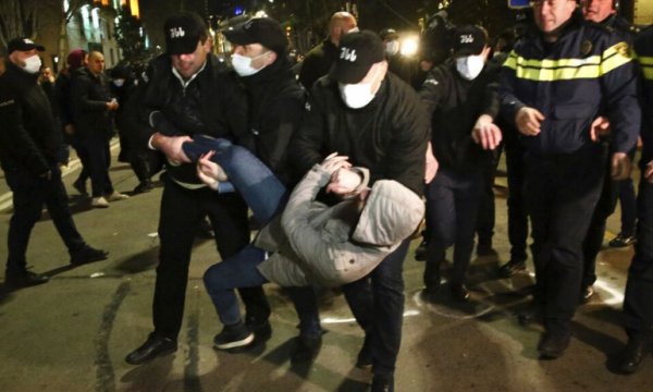 Gürcistan: Parlamento önündeki protestoya polis müdahale etti