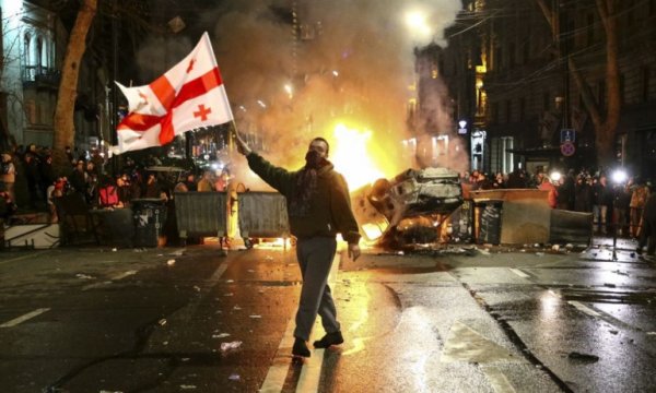 Gürcistan'da protesto edilen 'yabancı ajan' yasa tasarısı geri çekildi