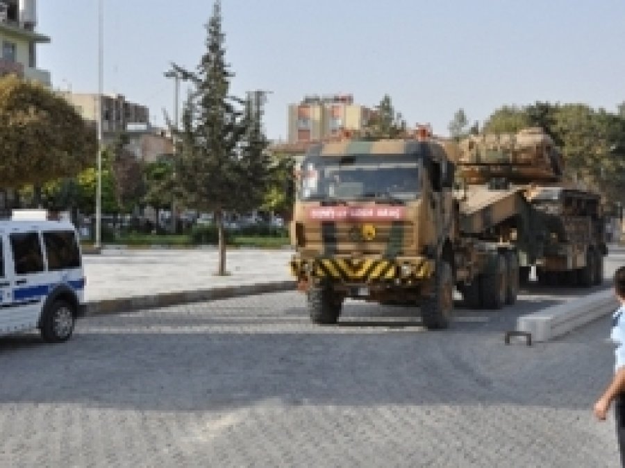Suriye Sınırına Tank ve Uçaksavar Sevkiyatı