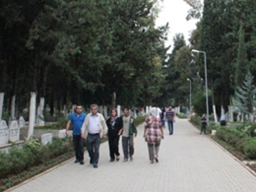 Bayram Sabahı Mezarlıklar Unutulmadı