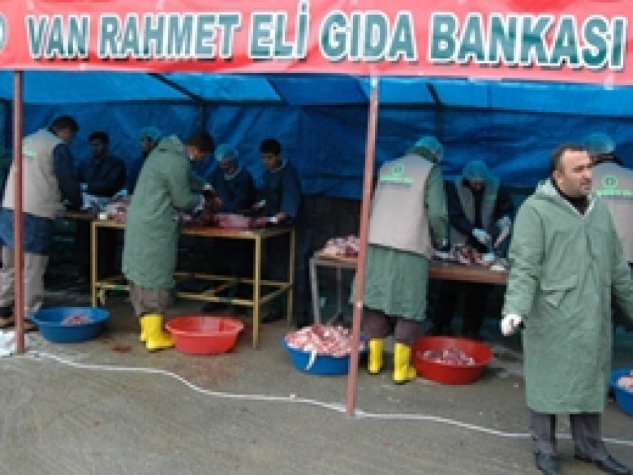 Van Rahmeteli 2 Bin Aileye Et Dağıttı