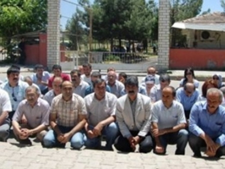 Diyarbakır Cezaevi Önünde Oturma Eylemi