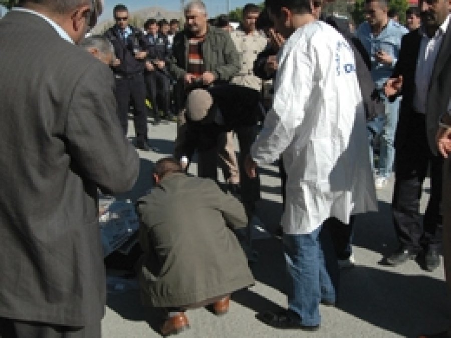 Kamyonun Altında Ezilerek Can Verdi