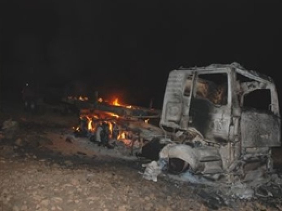 PKK'lılar İdidl'de 3 TIR Yaktı