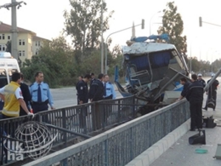 Adana'da Trafik Kazası: 1 Ölü, 1 Kayıp, 29 Yaralı
