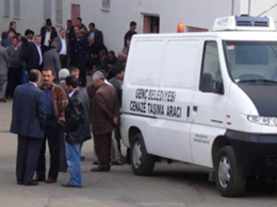 Araç Şarampole Yuvarlandı: 1 Ölü, 1 Yaralı
