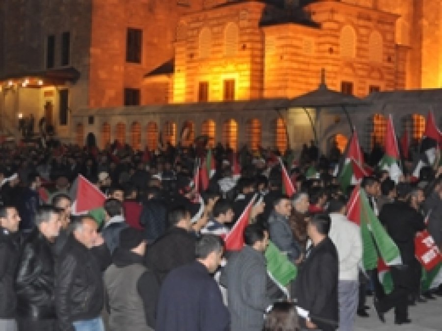 3 Bin Kişi İsrail'i Protesto Etti