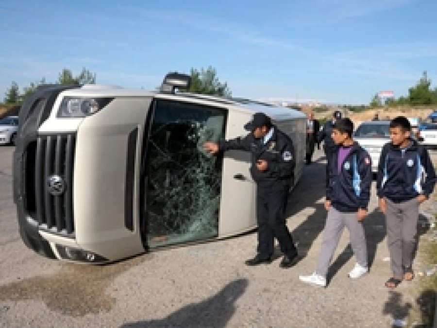 Adana'da Okul Servis Minibüsleri Çarpıştı: 20 Yaralı 