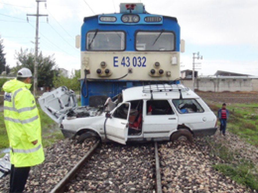 Adana'da Raylara Giren Otomobile Tren Çarptı