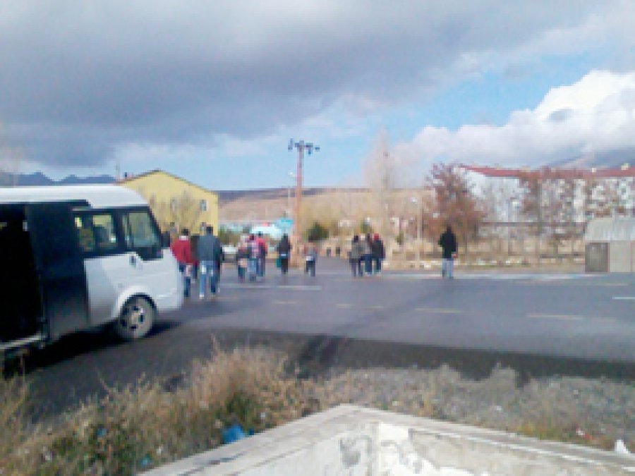 Okul Yolu Tehlike Saçıyor