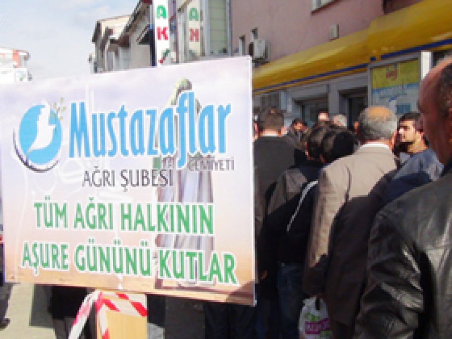 Mustazaflar Cemiyeti Ağrı'da 5 Bin Kişiye Aşure Dağıttı