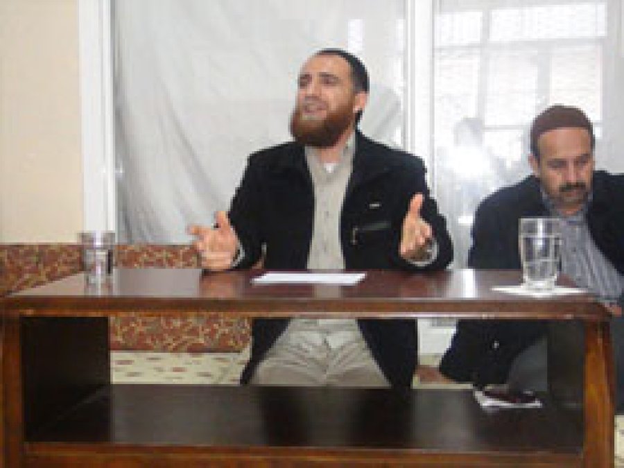'Hüseyin, İzzetli Duruşun Adıdır'