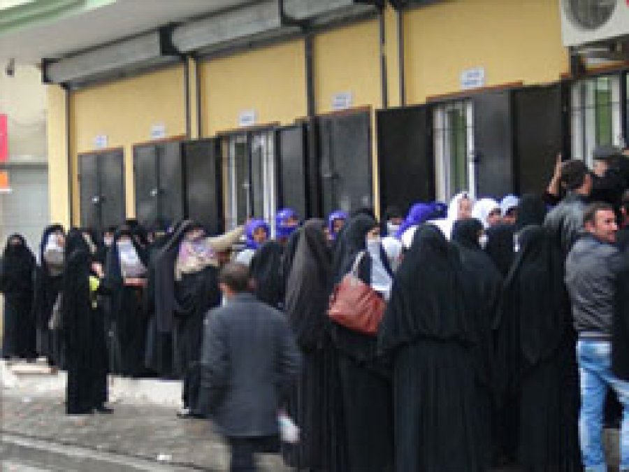 Çocuk Parasını Yağmurda Beklediler
